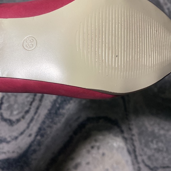 New Red dress shoe gold design at toe and heel.European size 39 fit like 8.5 US - Picture 5 of 6